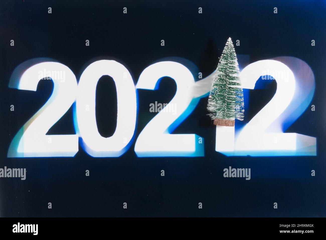 20212. Il fotogramma, fotografato con un piccolo albero di natale progettato per x-Mas e stagioni saluti e il turno dell'anno Foto Stock