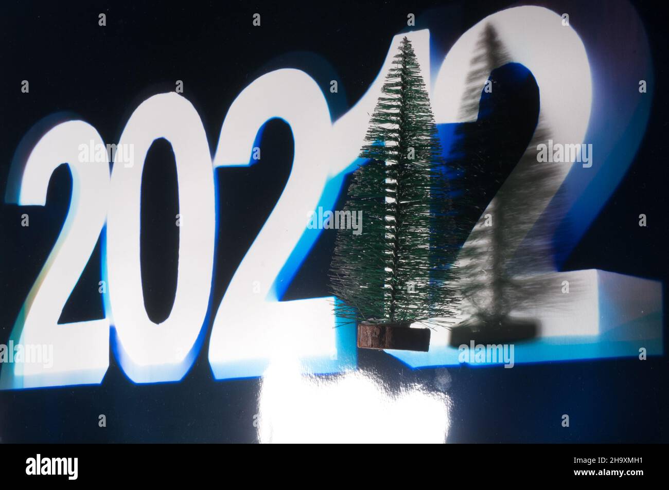 20212. Il fotogramma, fotografato con un piccolo albero di natale progettato per x-Mas e stagioni saluti e il turno dell'anno Foto Stock