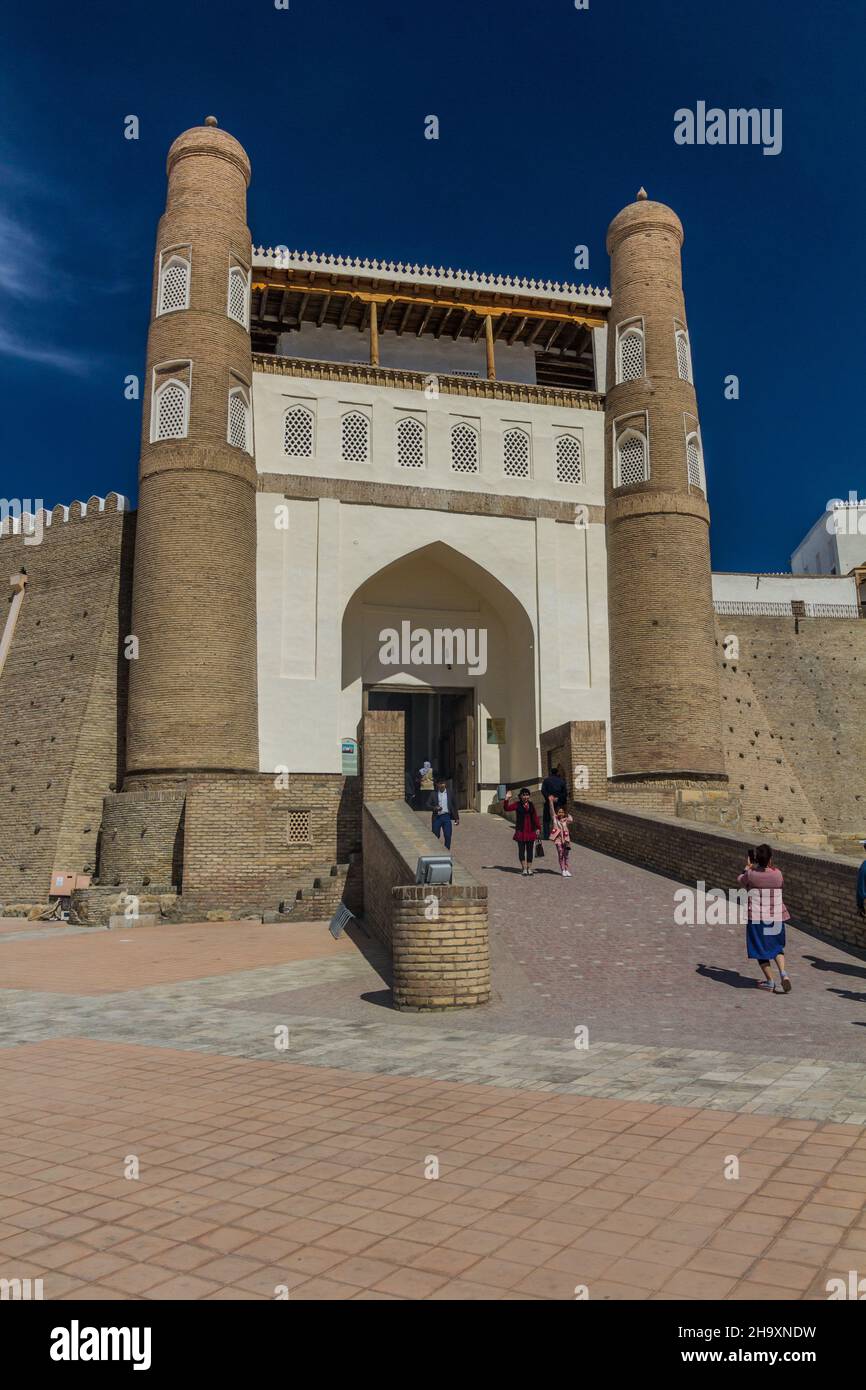 BUKHARA, UZBEKISTAN - 1 MAGGIO 2018: Porta dell'Arca della fortezza di Bukhara, Uzbekistan Foto Stock