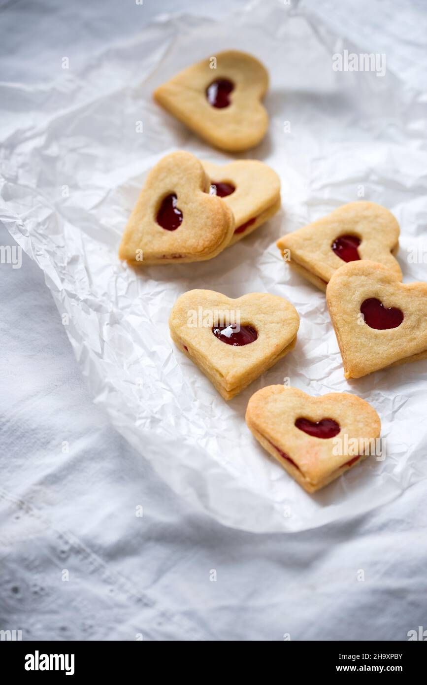 Biscotti di marmellata di shortbread vegani ripieni di frutta a fragola Foto Stock