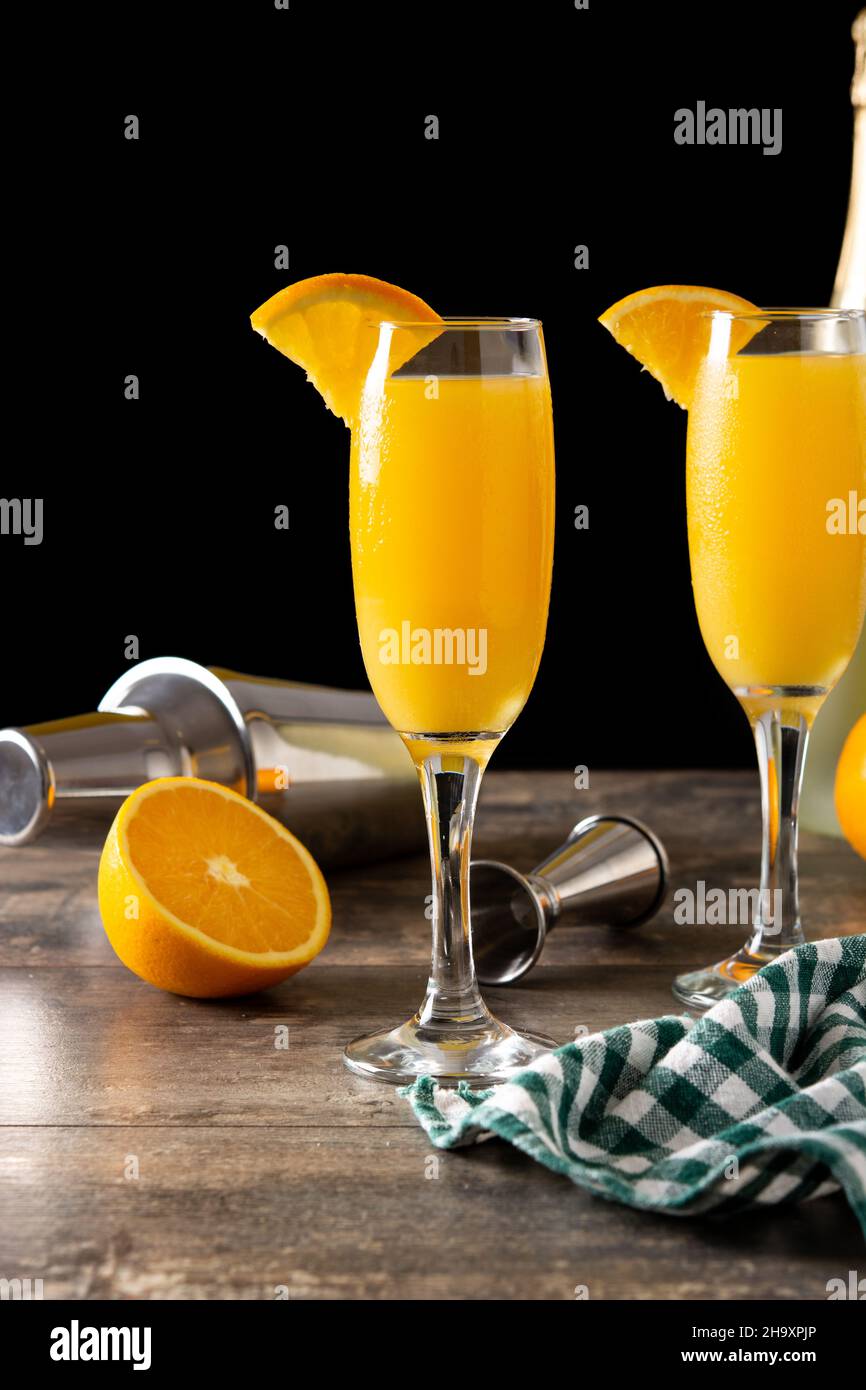 Cocktail di mimosa arancione su un tavolo di legno Foto Stock