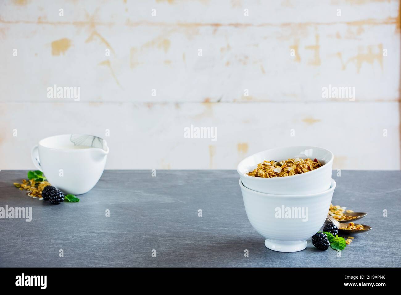 Colazione a base di granola, latte e frutti di bosco freschi e biologici Foto Stock