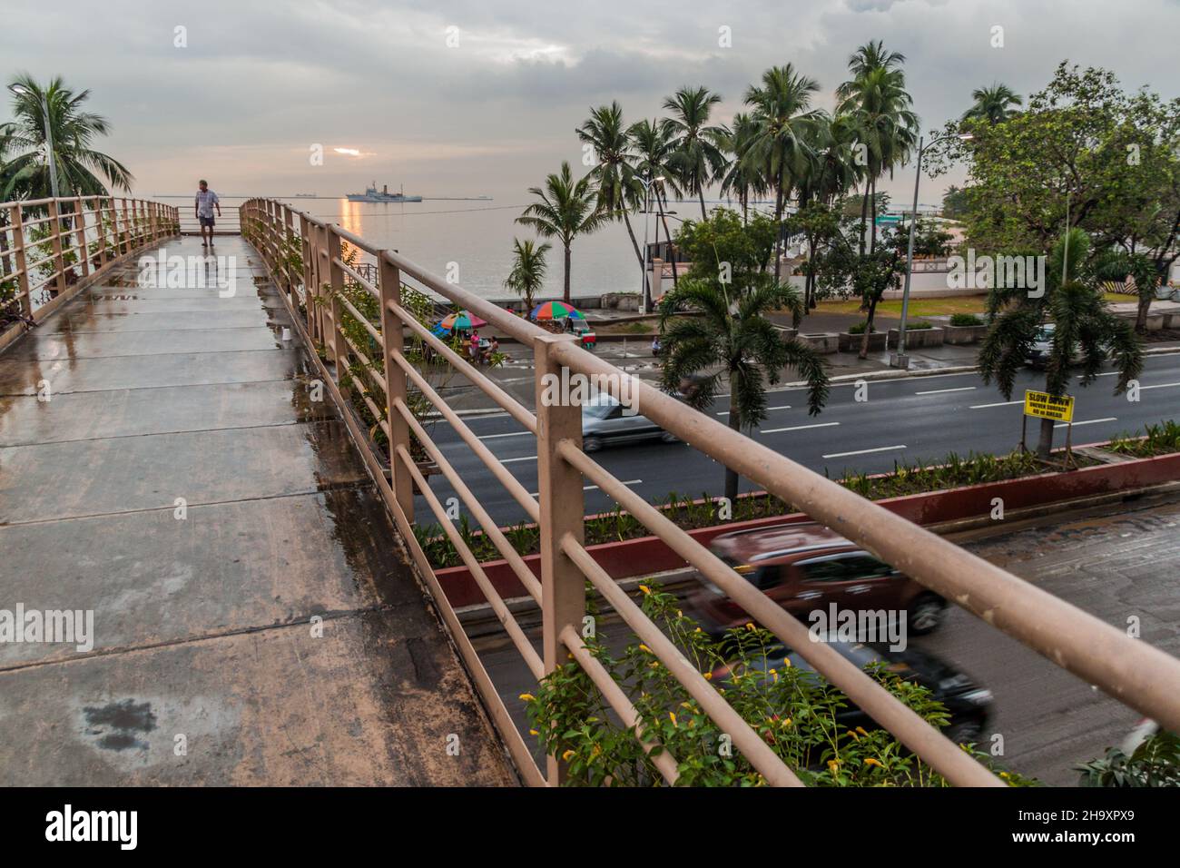 MANILA, FILIPPINE - 28 GENNAIO 2018: Cavalcavia pedonale sopra il viale Roxas nel distretto di Ermita a Manila, Filippine Foto Stock