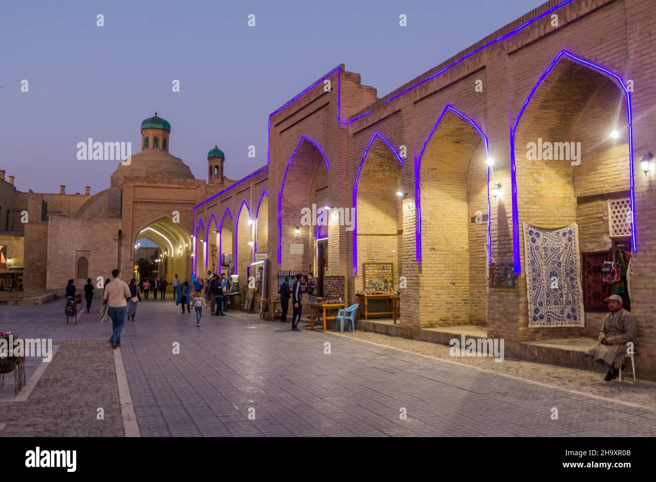 BUKHARA, UZBEKISTAN - 1 MAGGIO 2018: Toqi Sarrofon Bazaar nel centro di Bukhara, Uzbekistan Foto Stock