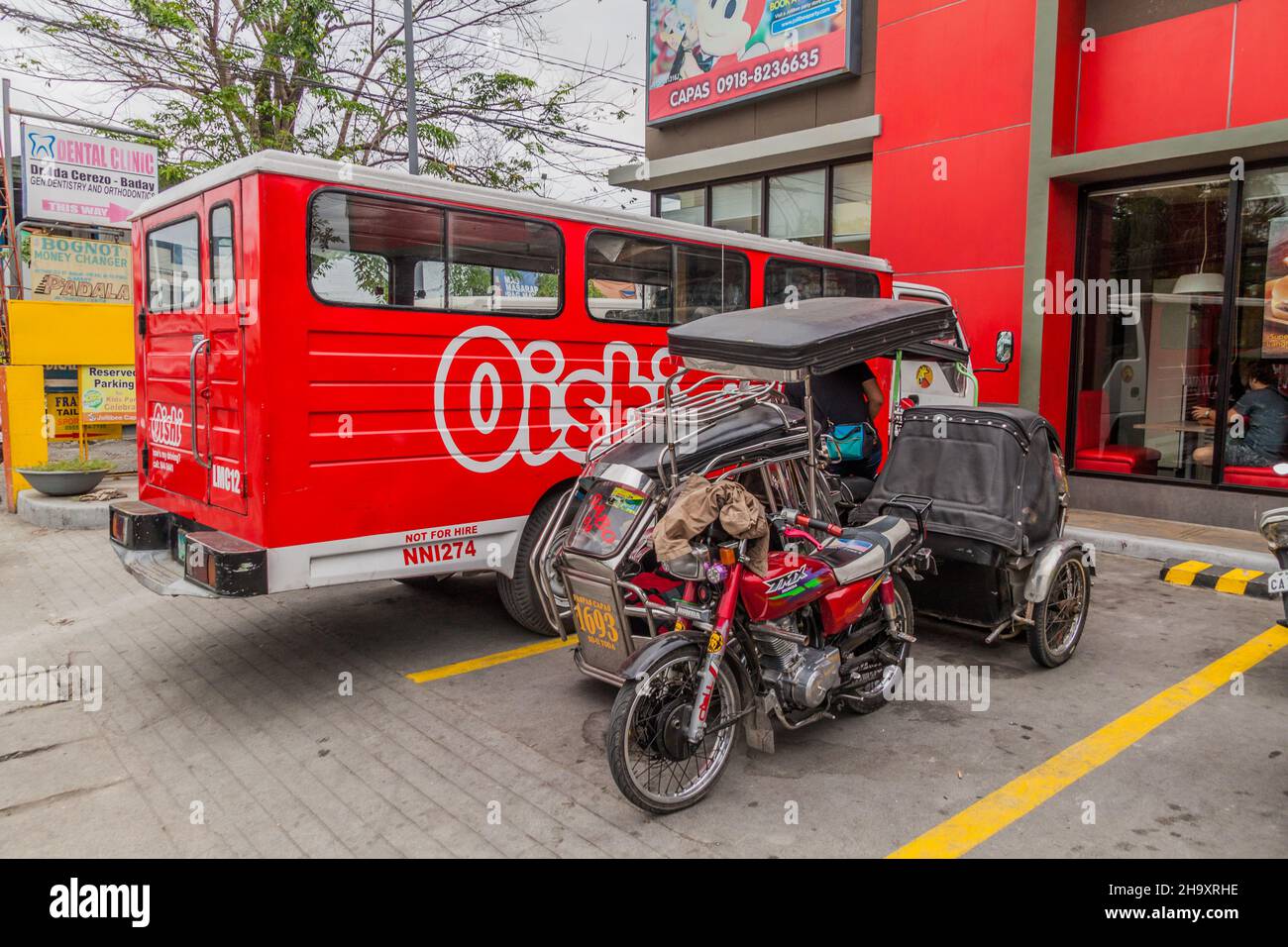 CAPAS, FILIPPINE - 29 GENNAIO 2018: Tricicli in un parcheggio nella città di Capas. Foto Stock