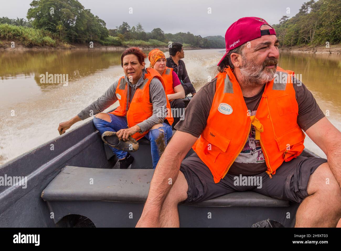 KINABATANGAN, MALESIA - 20 FEBBRAIO 2018: I turisti in una gita in barca sul fiume Kinabatangan, Sabah, Malesia Foto Stock