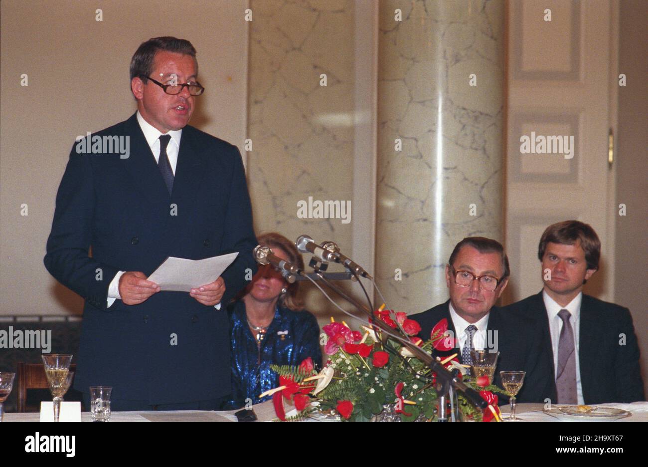 Warszawa 09.1987. Wizyta kanclerza Federalnego Republiki Austrii Franza Vranitzky'ego w Polsce. Przyjêcie w Pa³acu Namiestnikowskim przy ul. Krakowskie Przedmieœcie. de lewej: Kanclerz Franz Vranitzky, prezes Rady Ministrów PRL Zbigniew Messner, t³umacz Andrzej Szynka. uu PAP/Grzegorz Rogiñski Dok³adny dzieñ wydarzenia nieustalony. Varsavia 22 settembre 1987. Il Cancelliere austriaco Franz Vranitzky visita la Polonia. Un ricevimento al palazzo Namiestnikowski in via Krakowskie Przedmiescie. Nella foto a sinistra: Il Cancelliere Franz Vranitzky, primo ministro polacco Zbigniew Messner, trans Foto Stock