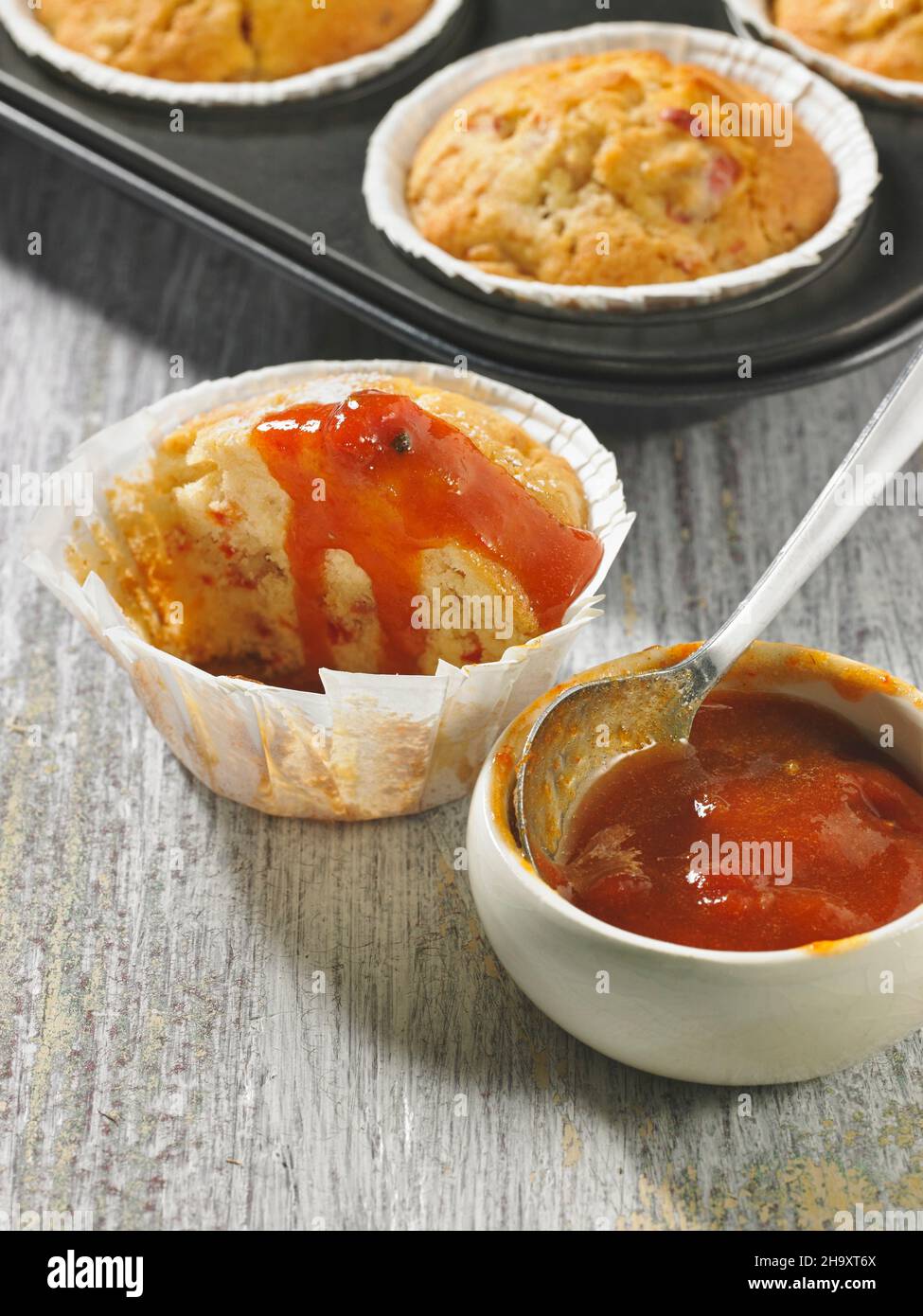 Mezza muffin di rose con una scheggiatura di conserve di rose di fianchi Foto Stock