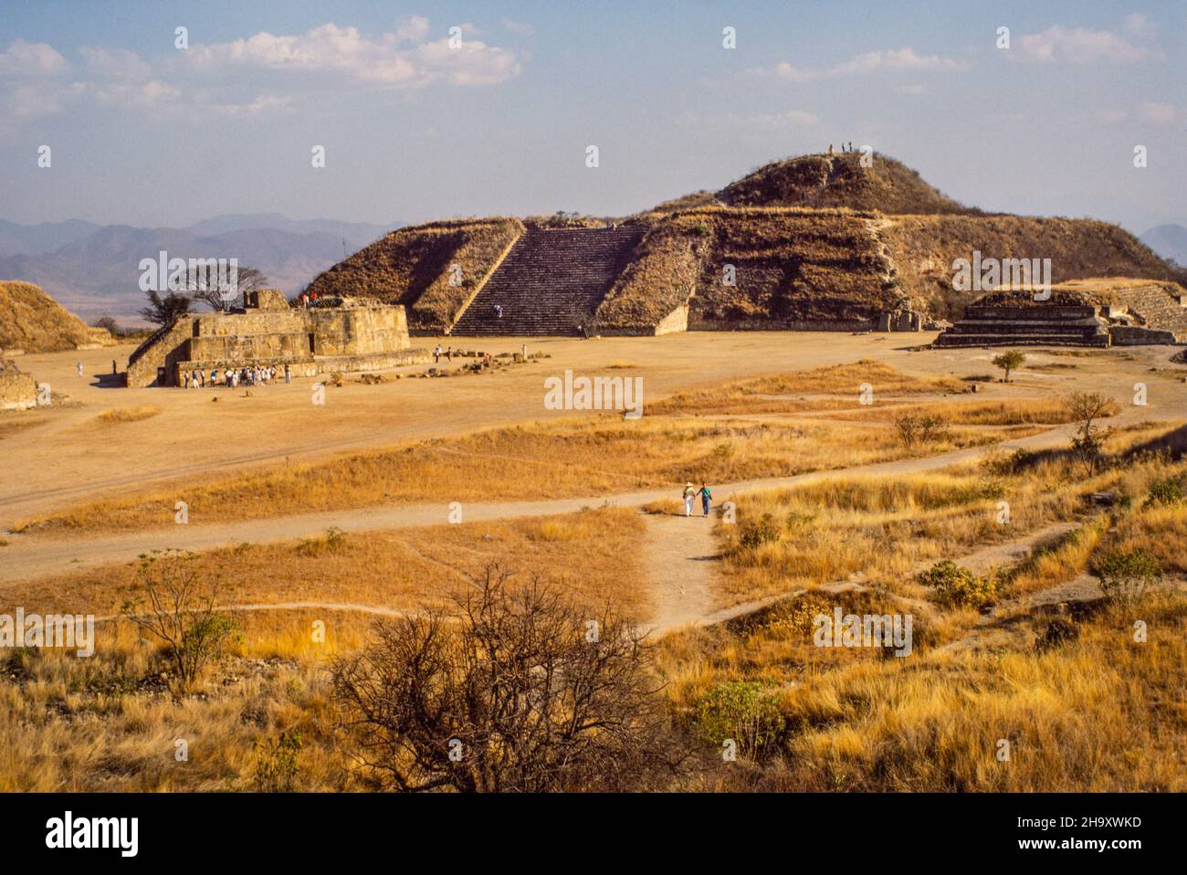 Turisti in Monte Alban sito archeologico a Santa Cruz Xoxocotlan Oaxaca Messico Foto Stock