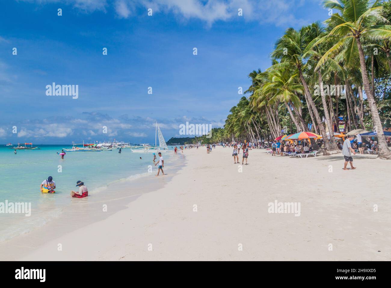 BORACAY, FILIPPINE - 1 FEBBRAIO 2018: Vista della spiaggia bianca all'isola  di Boracay, Filippine Foto stock - Alamy