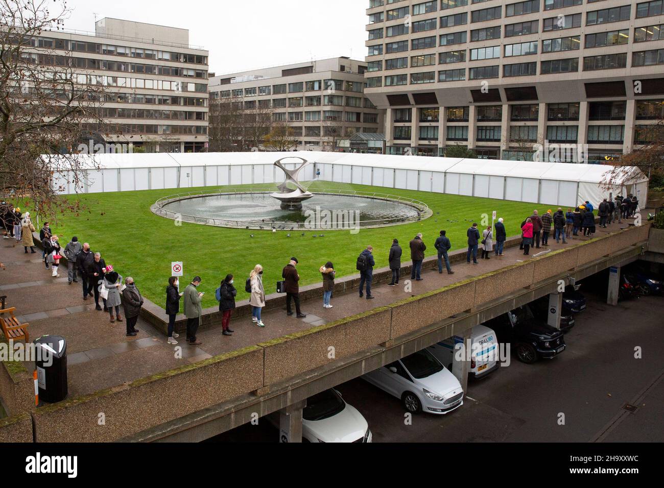 © concesso in licenza a London News Pictures. 03/12/2021. Londra, Regno Unito. Le persone si accodano in coda per un vaccino, presso il centro di vaccinazione pop-up fuori da St Thomas Hospita Foto Stock