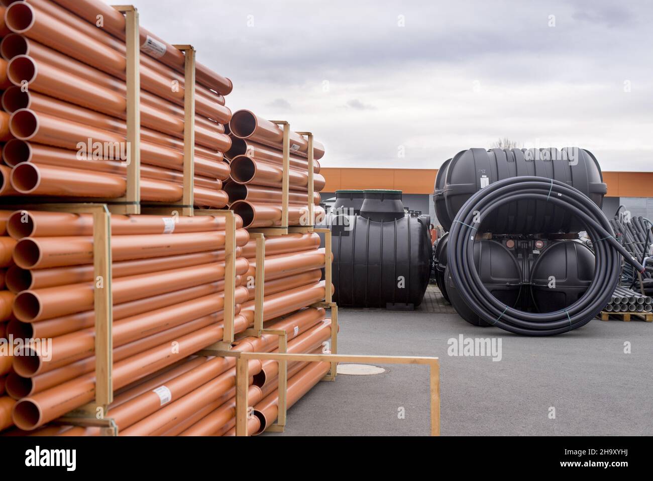 Serbatoi e tubi di stoccaggio in plastica nera in vendita Foto Stock