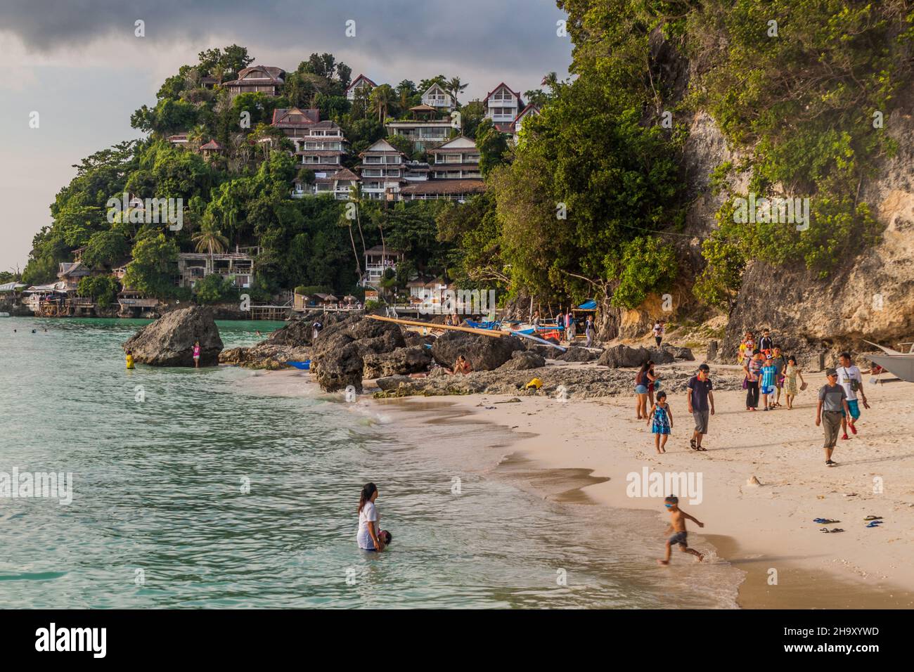 BORACAY, FILIPPINE - 1 FEBBRAIO 2018: Scogliere alla fine della spiaggia bianca sull'isola di Boracay, Filippine Foto Stock