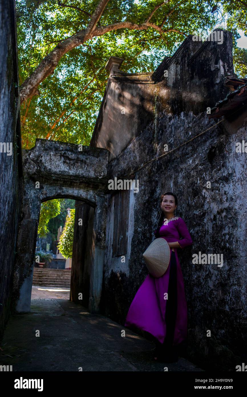 Ragazza vietnamita che indossa Ao dai è così affascinante Foto Stock