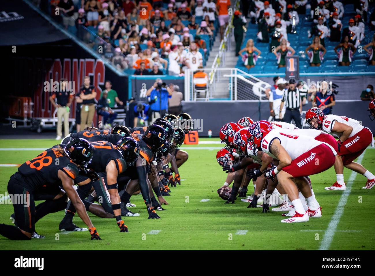 23 ottobre 2021 - Miami Gardens, Florida, Stati Uniti d'America: Miami Hurricanes contro NC state Wolfpack, 2021 College Football Game in Hard Rock Stadium. Foto Stock