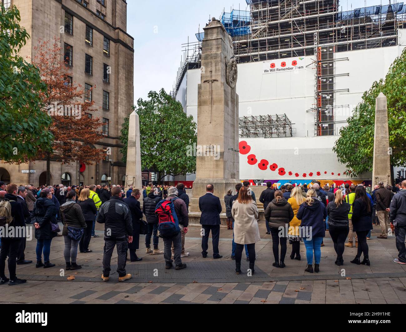 La gente osserva due minuti di silenzio al cenotafio il giorno della memoria 11 novembre 2021 Manchester Greater Manchester Inghilterra Foto Stock