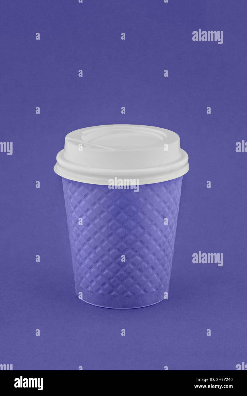 Tazza di carta monouso viola lavanda per caffè o tè. Foto Stock