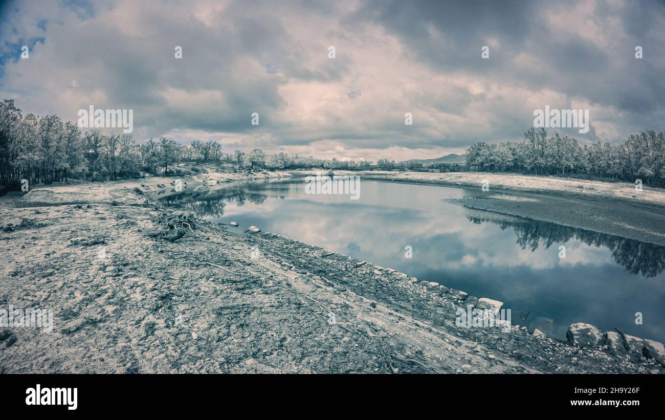 Paesaggio al fiume in inverno, con tonalità blu, la Granja de San Ildefonso, Spagna, Europa Foto Stock