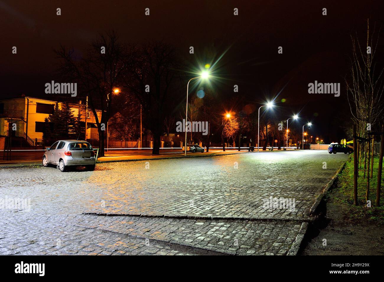 Strade dopo la pioggia in una città notturna illuminata da luci di strada. Pioggia. Foto Stock