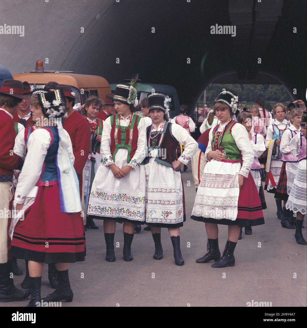 Warszawa 22.07.1987. Obchody Narodowego Œwiêta Odrodzenia Polski - uchwalenia Manifestu Polskiego Komitetu Wyzwolenia Narodowego 22 lipca 1944 r. Festyn na Stadionie Dziesiêciolecia Manifestu Lipcowego, zespó³ w kurpiowskich strojach ludowych. uu PAP/Tadeusz ZagoŸdziñski Varsavia 22 luglio 1987. Cerimonie che segnano la Giornata Nazionale della rinascita in Polonia - l'adozione del Manifesto del 22 luglio 1944 da parte del Comitato Nazionale di Liberazione. Nella foto: Festivies al Manifesto di luglio 10 ° anniversario stadio. Un'esibizione di un ensamble in Kurpie outfit regionale. uu PAP/Tadeusz Zagozdzinski Foto Stock