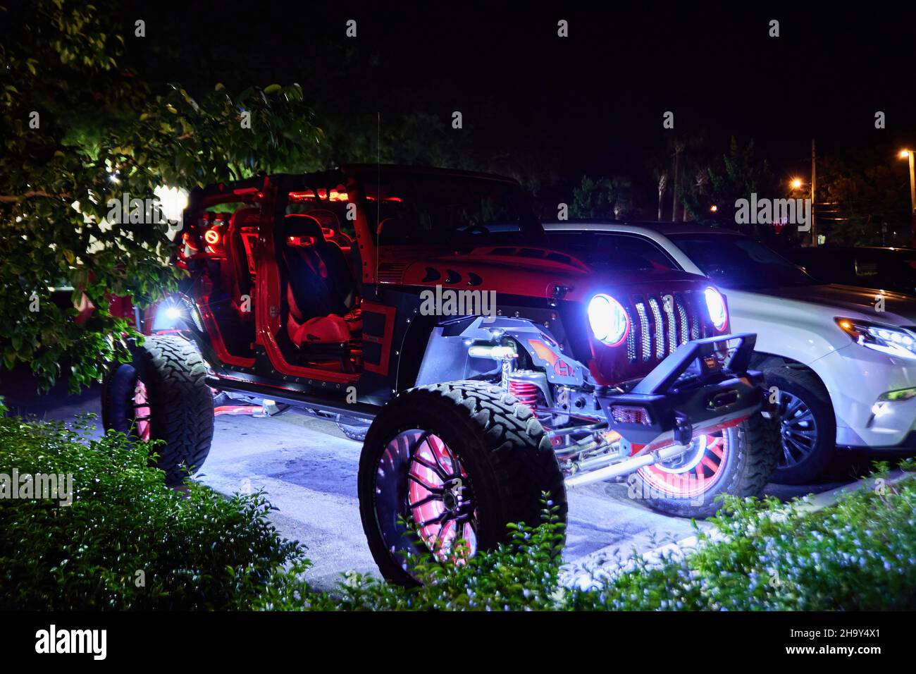 01 dicembre 2021 - Fort Lauderdale, Florida, USA: Celebrazione dell'illuminazione del Grand Menorah al Centro Ebraico Las Olas Chabad. Annuale Auto Menorah sfilata 2021 Foto Stock