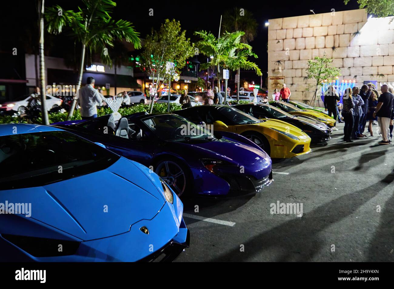 01 dicembre 2021 - Fort Lauderdale, Florida, USA: Celebrazione dell'illuminazione del Grand Menorah al Centro Ebraico Las Olas Chabad. Annuale Auto Menorah sfilata 2021 Foto Stock