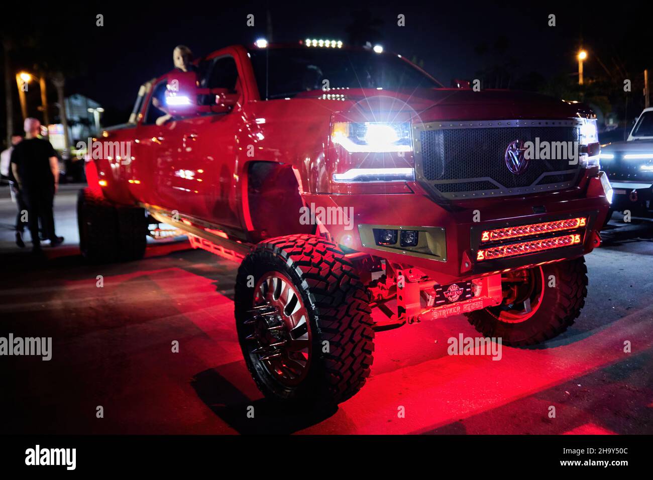 01 dicembre 2021 - Fort Lauderdale, Florida, USA: Celebrazione dell'illuminazione del Grand Menorah al Centro Ebraico Las Olas Chabad. Annuale Auto Menorah sfilata 2021 Foto Stock