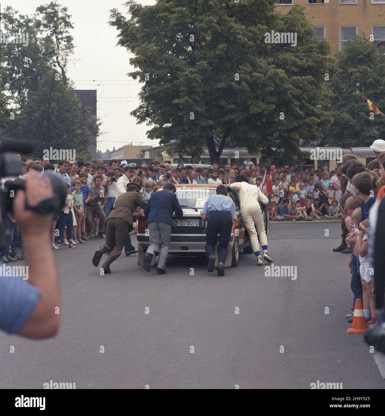 Wroc³aw 07.1987. Samochodowy Rajd Polski na Dolnym Œl¹sku. js PAP/Jan Morek Dok³adny dzieñ wydarzenia nieustalony. Wroclaw, Polonia, luglio 1987. Gli spettatori aiutano una squadra a spingere la propria vettura durante il Rally di Polonia a Breslavia. PAP/JAN MOREK Foto Stock