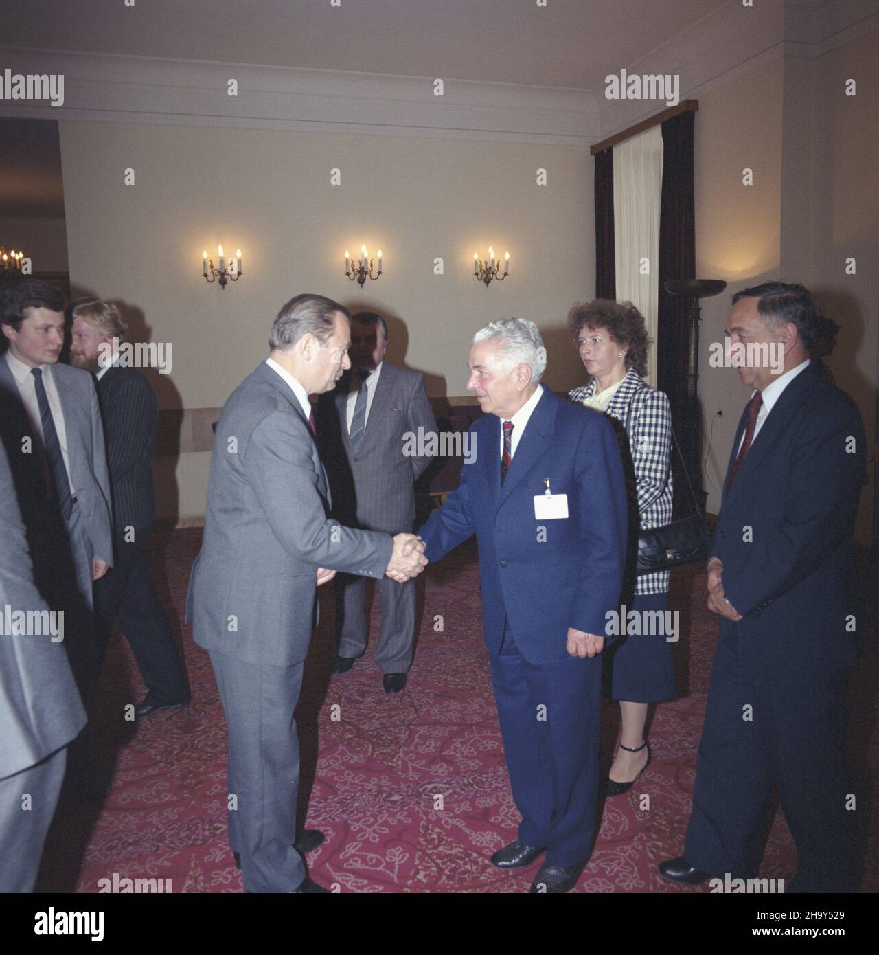 Warszawa 01.07.1987. Spotkanie w Urzêdzie Rady Ministrów premiera PRL Zbigniewa Messnera z obraduj¹cymi w Polsce przewodnicz¹cymi parlamentów pañstw stron Uk³adu Warszawskiego. NZ. przewodnicz¹cy Wielkiego Zgromadzenia Narodowego Socjalistycznej Republiki Rumunii Nicolae Giosan (3P) wita siê z premierem PRL. uu PAP/Tadeusz ZagoŸdziñski Varsavia, Polonia, 01 luglio 1987. Presidente del parlamento rumeno Nicolae Giosan (3-R) si muove di pari passo con il primo ministro polacco Zbigniew Messner (3-L) prima della riunione degli stati membri del Trattato di Varsavia presso l'ufficio del PM di Varsavia. PAP/TADEUSZ ZAGOZDZINSKI Foto Stock