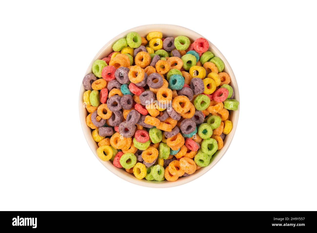 Anelli colorati i cereali fuoriescono in una ciotola. Colazione. Isolato su sfondo bianco. Foto Stock