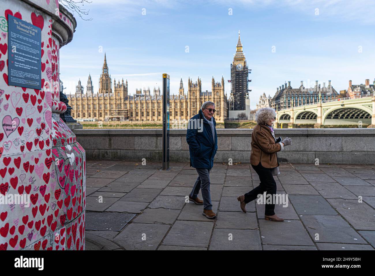 WESTMINSTER LONDRA, REGNO UNITO. 9 dicembre 2021. I pedoni passeggiano accanto ai cuori dipinti al Muro commemorativo Nazionale di Covid lungo l'argine del Tamigi. il primo ministro Boris Johnson ha annunciato restrizioni più severe del piano B Covid durante un discorso televisivo da Downing Street il mercoledì sera, tra cui il lavoro da casa, indossare maschere e introdurre i passi Covid per combattere l'ascesa esponenziale della variante omicron alla luce dello scandalo del partito di Natale a Downing Street. Credit: amer Ghazzal/Alamy Live News Foto Stock