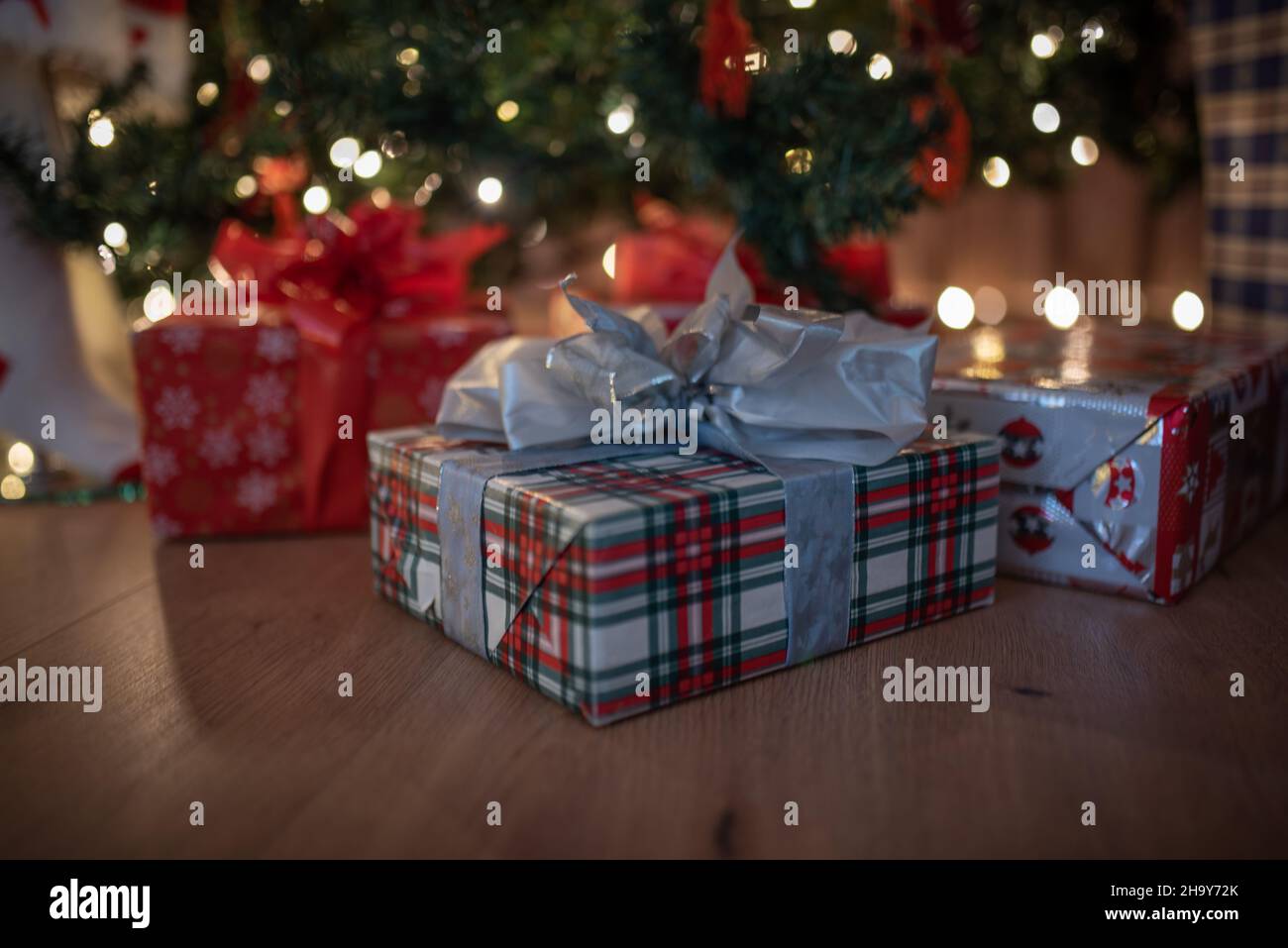 Albero di Natale decorato e regali sotto l'albero di abete Foto Stock