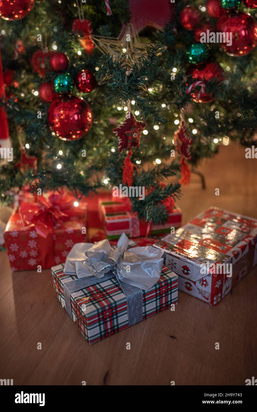Regali sotto l'albero di abete. Splendida vista sul periodo natalizio. Foto Stock