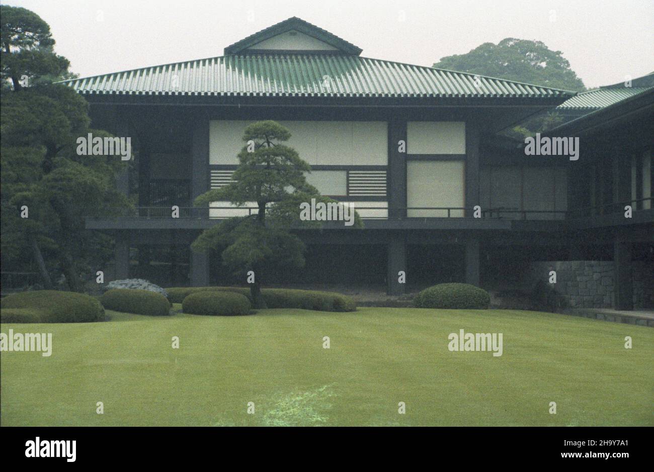 Japonia Tokio 29.06.1987. Wizyta pañstwowa przewodnicz¹cego Rady Pañstwa PRL gen. Wojciecha Jaruzelskiego w Japonii. Powitanie polskiego przywódcy w pa³acu cesarza Hirohito. NZ. pa³ac cesarski z zewn¹trz. uu PAP/Grzegorz Rogiñski Tokyo, 29 giugno 1987. Il Capo dello Stato polacco, il generale Wojciech Jaruzelski, visita il Giappone. Nella foto: Vista esterna del palazzo dell'imperatore Hirohito. uu PAP/ Grzegorz Roginski Foto Stock