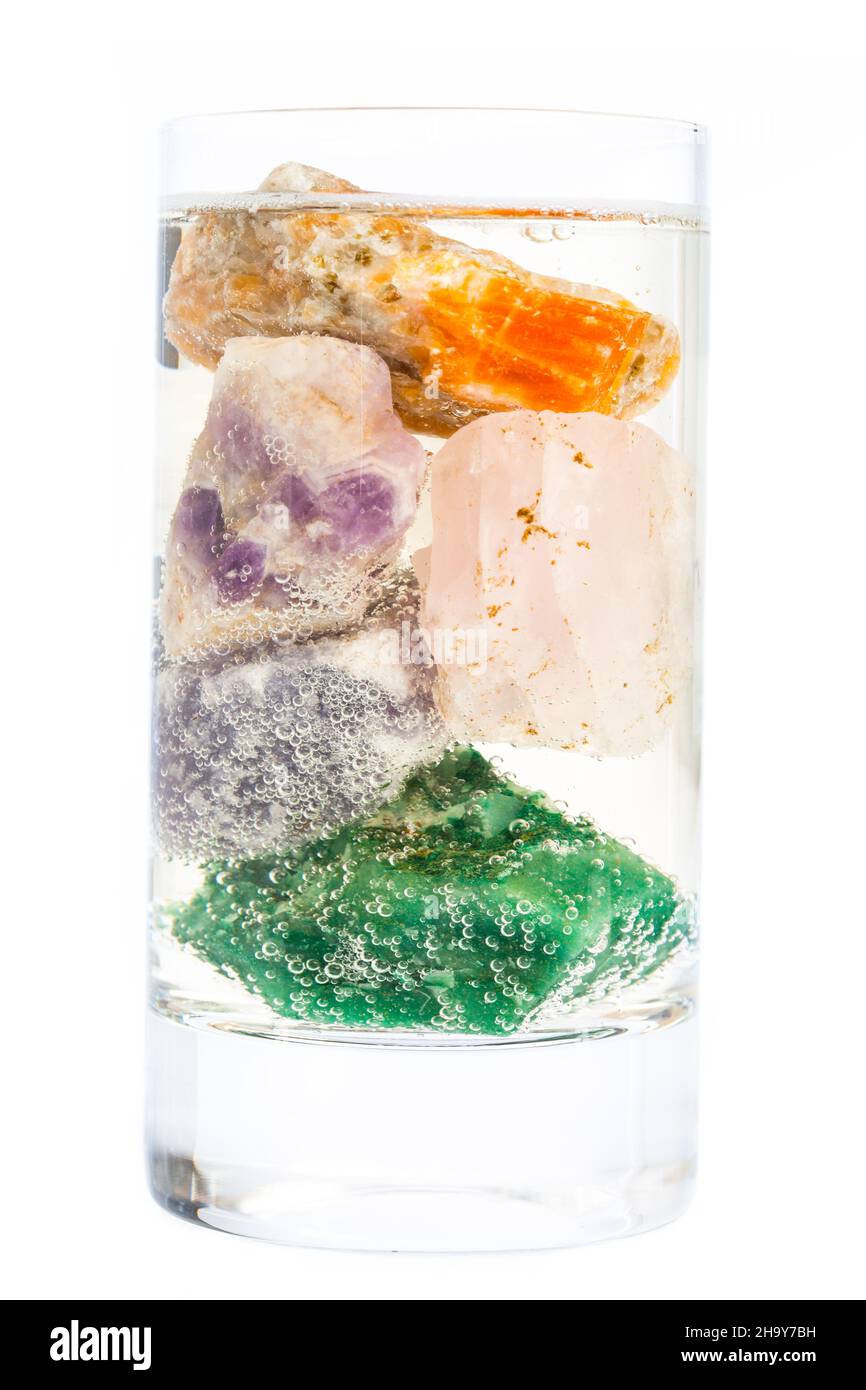 bere acqua, verde, pietre, bolle, chiaro, recupero di acqua, sano, gemma, pietra, esoterico, acqua potabile, vetro animato, bianco, energia, anteriore, Foto Stock