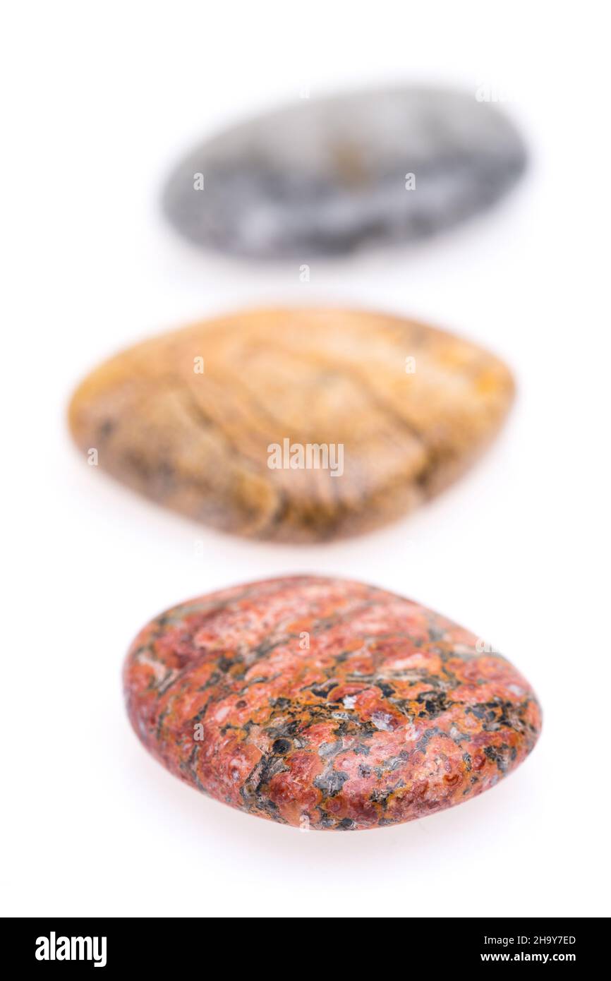 pietre, pietra, tre, sfondo, rosso, pietre gialle, semplici, healing, pietre preziose, lisce, anteriore, posteriore, bianco, marrone, rock, grigio, storia, mistico Foto Stock