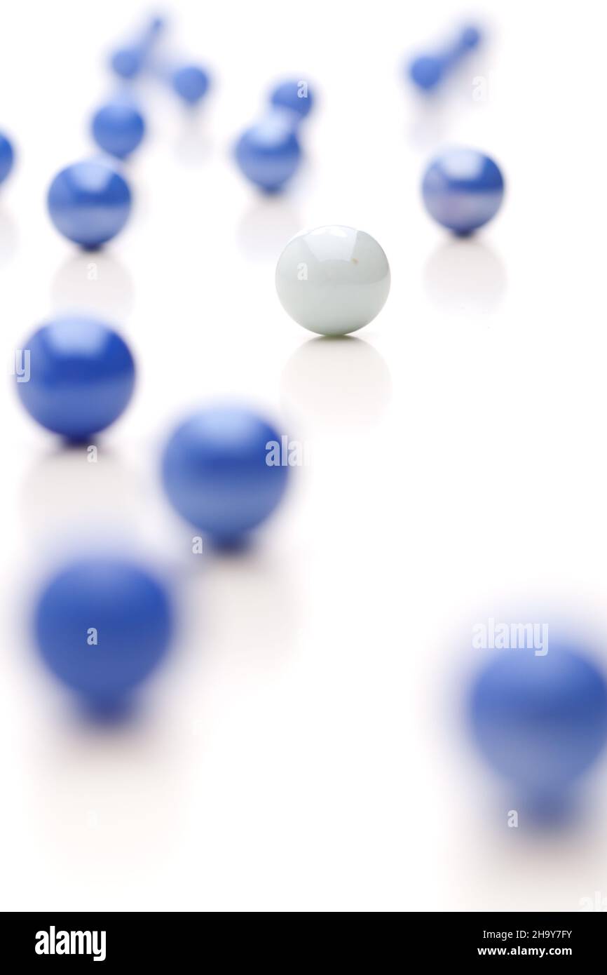 sfere, blu, sfera, centro, interazione, sfera di vetro, vista, fotoricettore, differente, commercio, sharp, networking, shadow, set, play, stessa, strategia di gruppo, da solo, Foto Stock