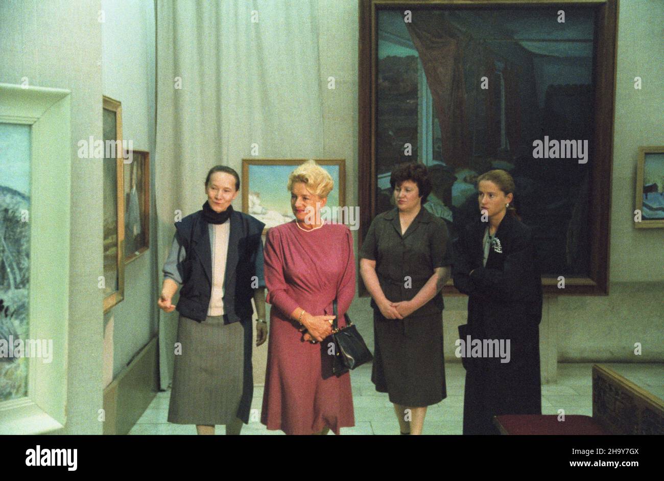 Zwi¹zek Radziecki Chabarowsk 27.06.1987. W drodze na oficjaln¹ wizytê w Japonii przewodnicz¹cy Rady Pañstwa PRL Wojciech Jaruzelski zatrzyma³ siê w Chabarowsku. W podró¿y towarzysz¹ mu ma³¿onka Barbara (2L) i córka Monika (P). NZ. Zwiedzanie Centrum Sztuki Wspó³czesnej. uu PAP/Grzegorz Rogiñski Unione Sovietica Khabarovsk 27 giugno 1987. Sulla strada per la visita ufficiale al Giappone il Presidente del Consiglio di Stato della PRL Wojciech Jaruzelski ha fatto una sosta a Khabarovsk. È accompagnato dal coniuge Barbara (seconda a sinistra) e dalla figlia Monika (destra). Nella foto: Visita al Centro d'Arte Contemporanea uu PAP/Grze Foto Stock