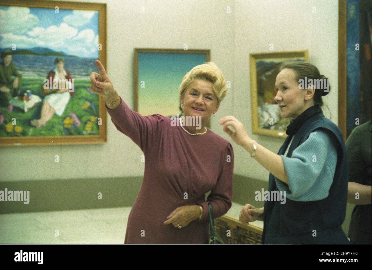 Zwi¹zek Radziecki Chabarowsk 27.06.1987. W drodze na oficjaln¹ wizytê w Japonii przewodnicz¹cy Rady Pañstwa PRL Wojciech Jaruzelski zatrzyma³ siê w Chabarowsku. W podró¿y towarzyszy mu ma³¿onka Barbara (L). NZ. Zwiedzanie Centrum Sztuki Wspó³czesnej. uu PAP/Grzegorz Rogiñski Unione Sovietica Khabarovsk 27 giugno 1987. Sulla strada per la visita ufficiale al Giappone il Presidente del Consiglio di Stato della PRL Wojciech Jaruzelski ha fatto una sosta a Khabarovsk. È accompagnato dal coniuge Barbara (a sinistra). Nella foto: Visita al Centro di Arte Contemporanea uu PAP/Grzegorz Roginski Foto Stock