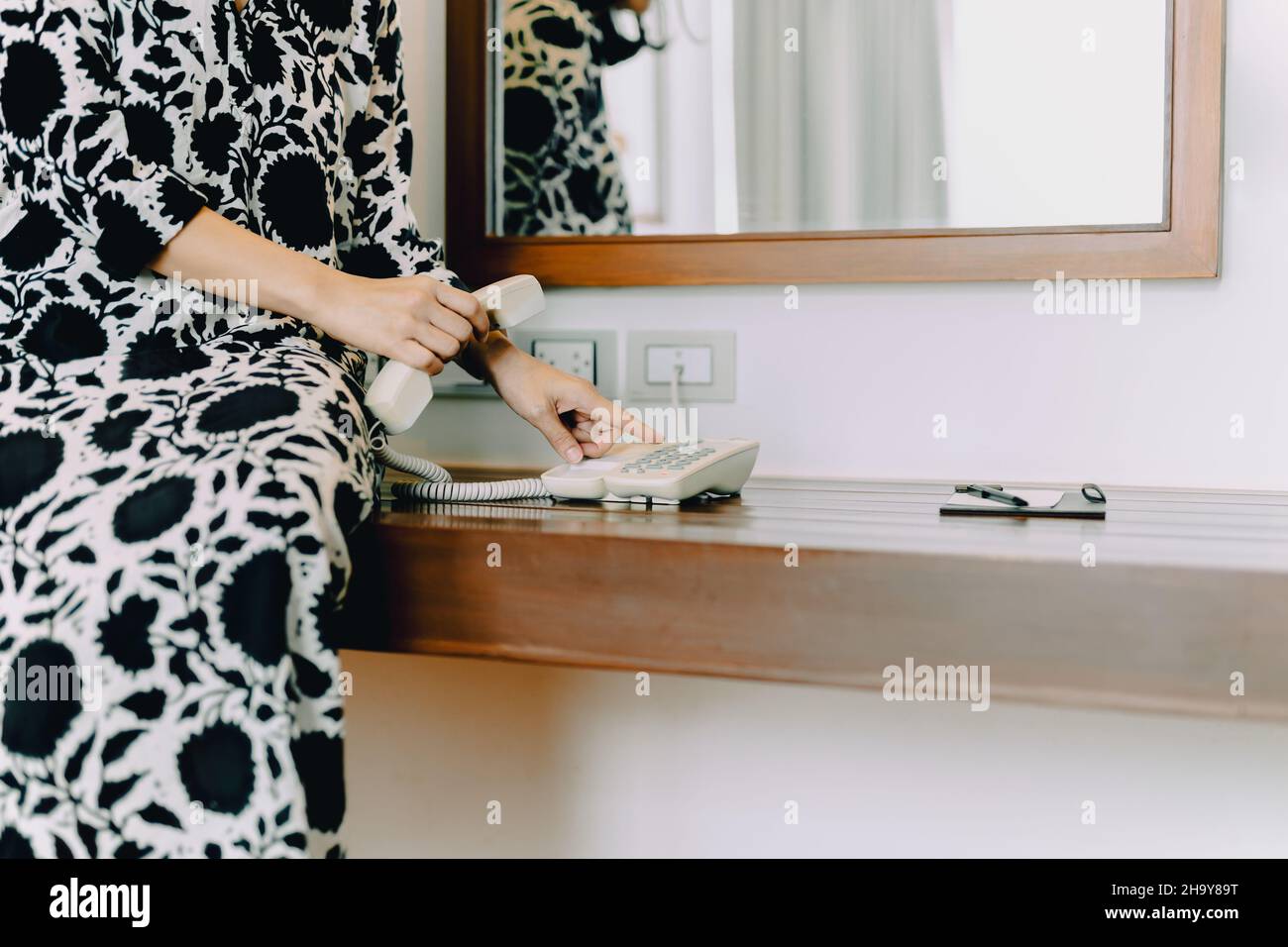 Numero di telefono per donna d'affari in camera d'albergo. Foto Stock