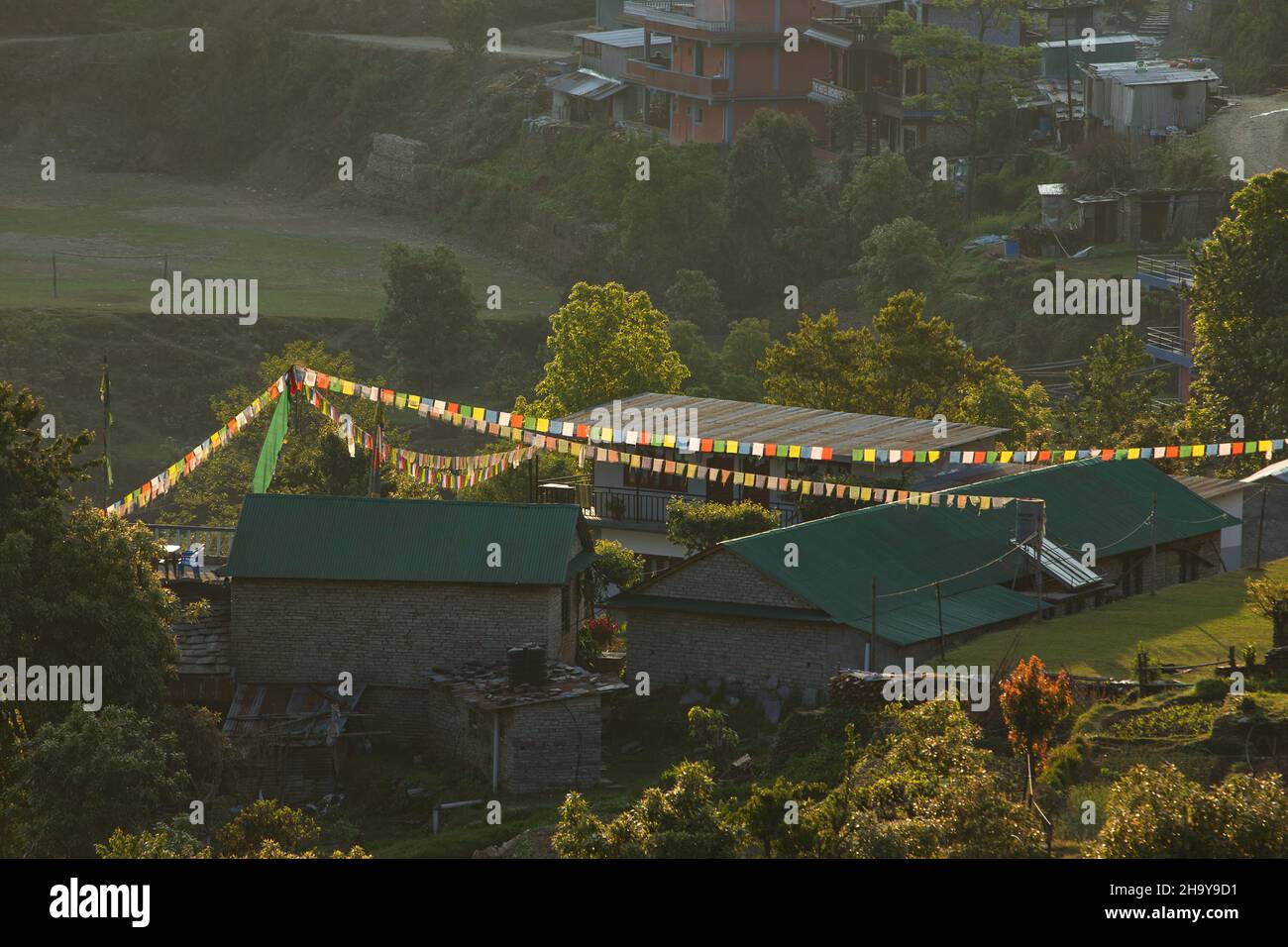 Bandiere di preghiera buddista sul villaggio di Dhampus, Nepal, ai piedi dell'Himalayan. Foto Stock