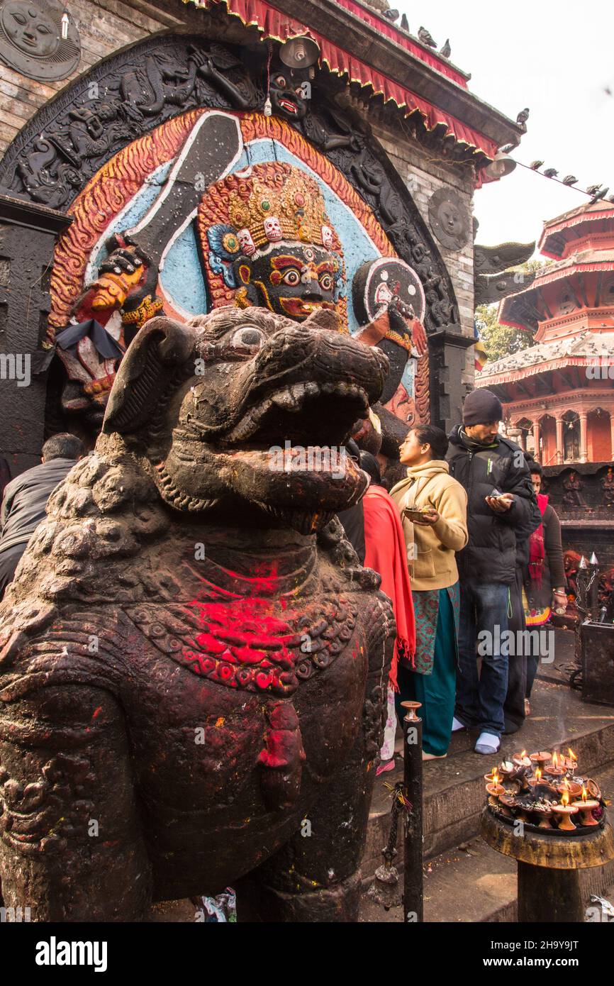 Un leone tempio in pietra custodisce il santuario indù del Kala o Black Bhairab in Durbar Square, Kathamandu, Nepal. Il Black Bhairab è il distruttivo in Foto Stock