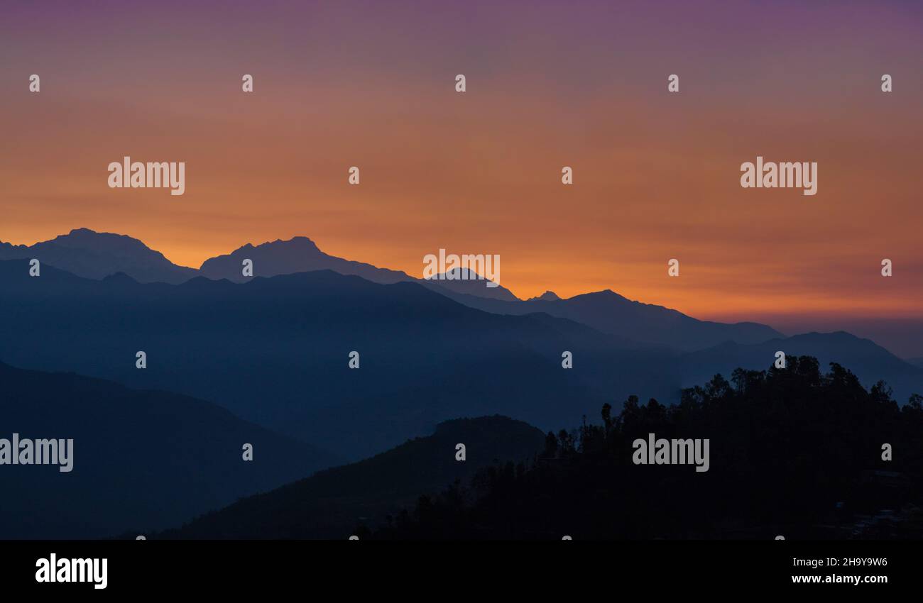 Vista pre-alba del Mansiri Himal nel Himalaya, ad est del villaggio ai piedi di Dhampus, Nepal. Foto Stock