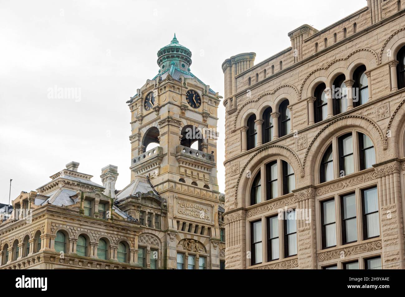 due edifici storici nel centro di milwaukee wisconsin, in stile architettonico vittoriano e francese secondo impero Foto Stock