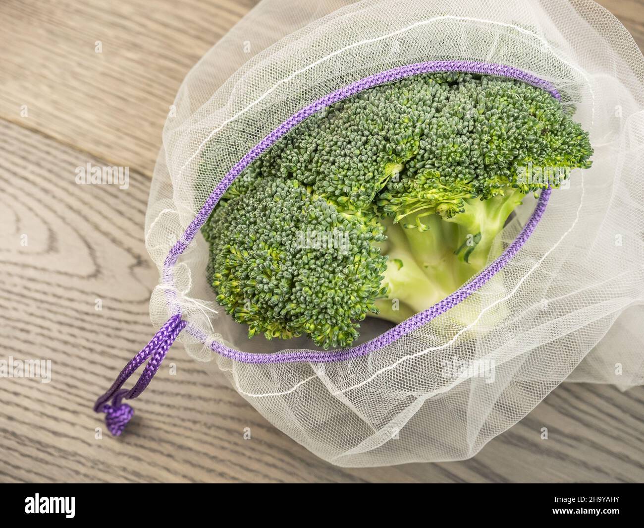 Aprire il sacchetto riutilizzabile con rete ecologica con broccoli. Foto Stock