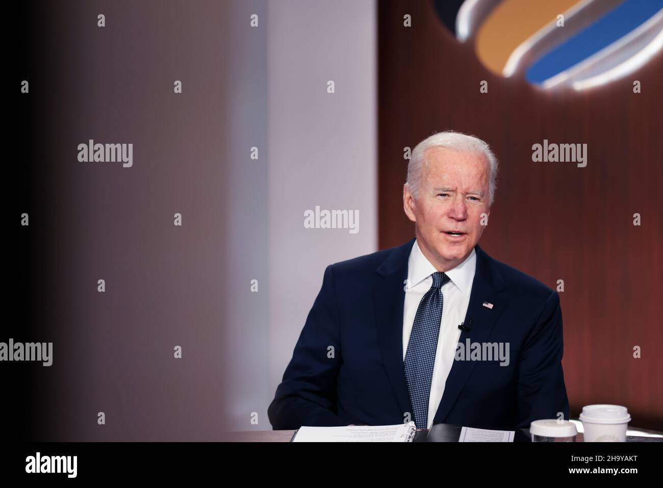 Bethesda, Stati Uniti. 09th Dic 2021. Il presidente Joe Biden parla ai rappresentanti di più di 100 paesi durante un vertice sulla democrazia virtuale alla Casa Bianca di Washington DC il 9 dicembre 2021. (Foto di Oliver Contreras/Sipa USA) Credit: Sipa USA/Alamy Live News Foto Stock