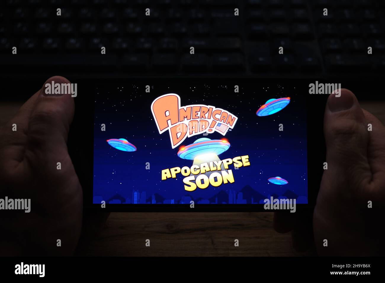 Kostanay, Kazakhstan, 08 dicembre 2021.in mano è il telefono cellulare con il logo screensaver popolare americano papà Apocalypse presto gioco Foto Stock