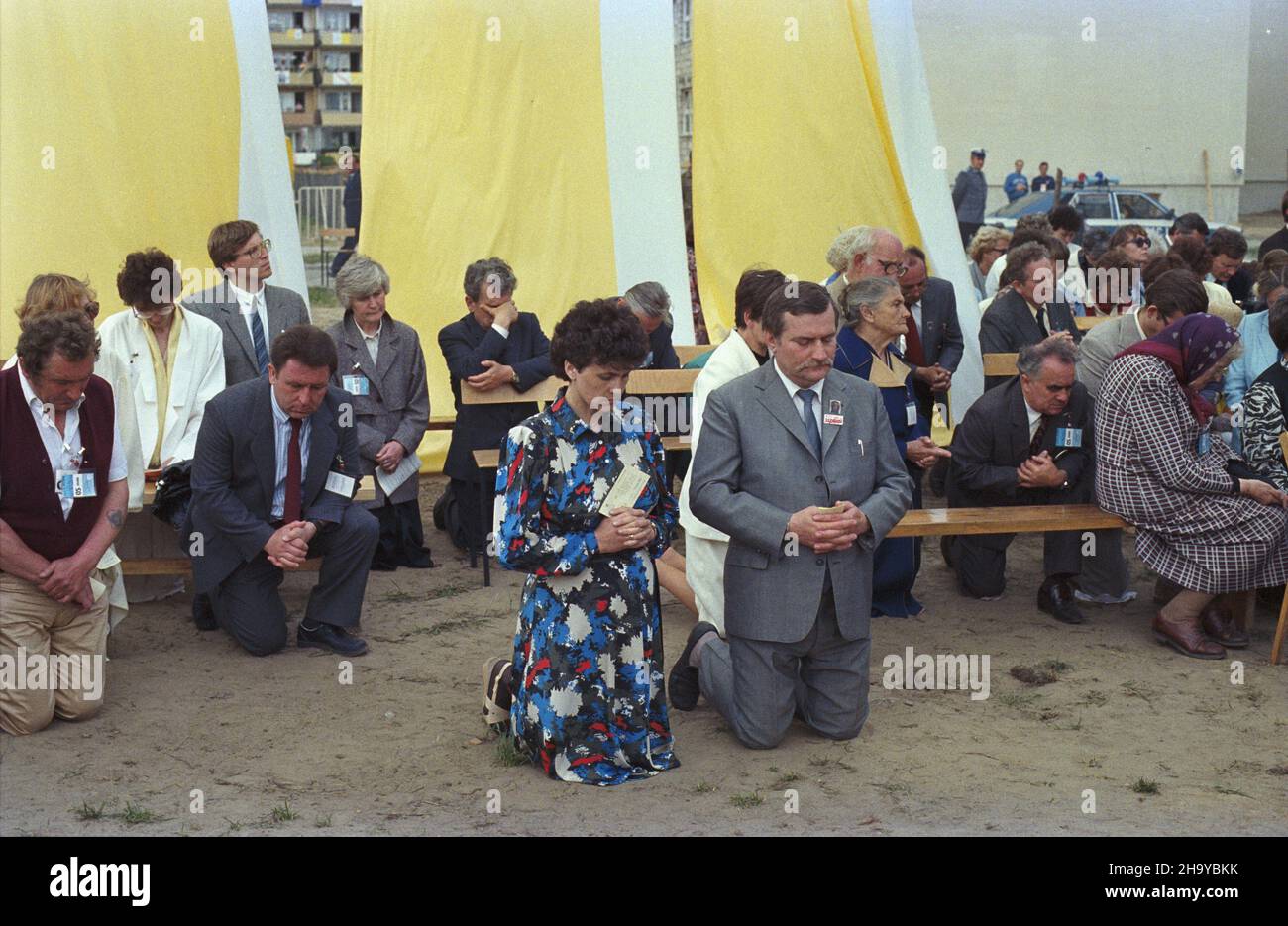 Gdañsk 12.06.1987. III pielgrzymka papie¿a Jana Paw³a II do Polski. Wierni zgromadzeni na mszy œwiêtej odprawianej przez Ojca Œwiêtego dla przedstawicieli œwiata pracy Trójmiasta i ca³ej polski na placu w dzielnicy Zaspa. NZ. Na pierwszym planie: dzia³acz Solidarnoœci Lech Wa³êsa z ¿on¹ Danut¹ uu PAP/Jan Morek Danzica 12 giugno 1987. Il terzo pellegrinaggio di Papa Giovanni Paolo II in Polonia. Fedeli alla Santa Messa per i lavoratori della Tri-Città e di tutta la Polonia hanno detto dal Santo Padre in una piazza del distretto di Gdansk Zasapa. Nella foto: Attivista di solidarietà Lech Walesa con la moglie Danuta. uu PAP/ Foto Stock