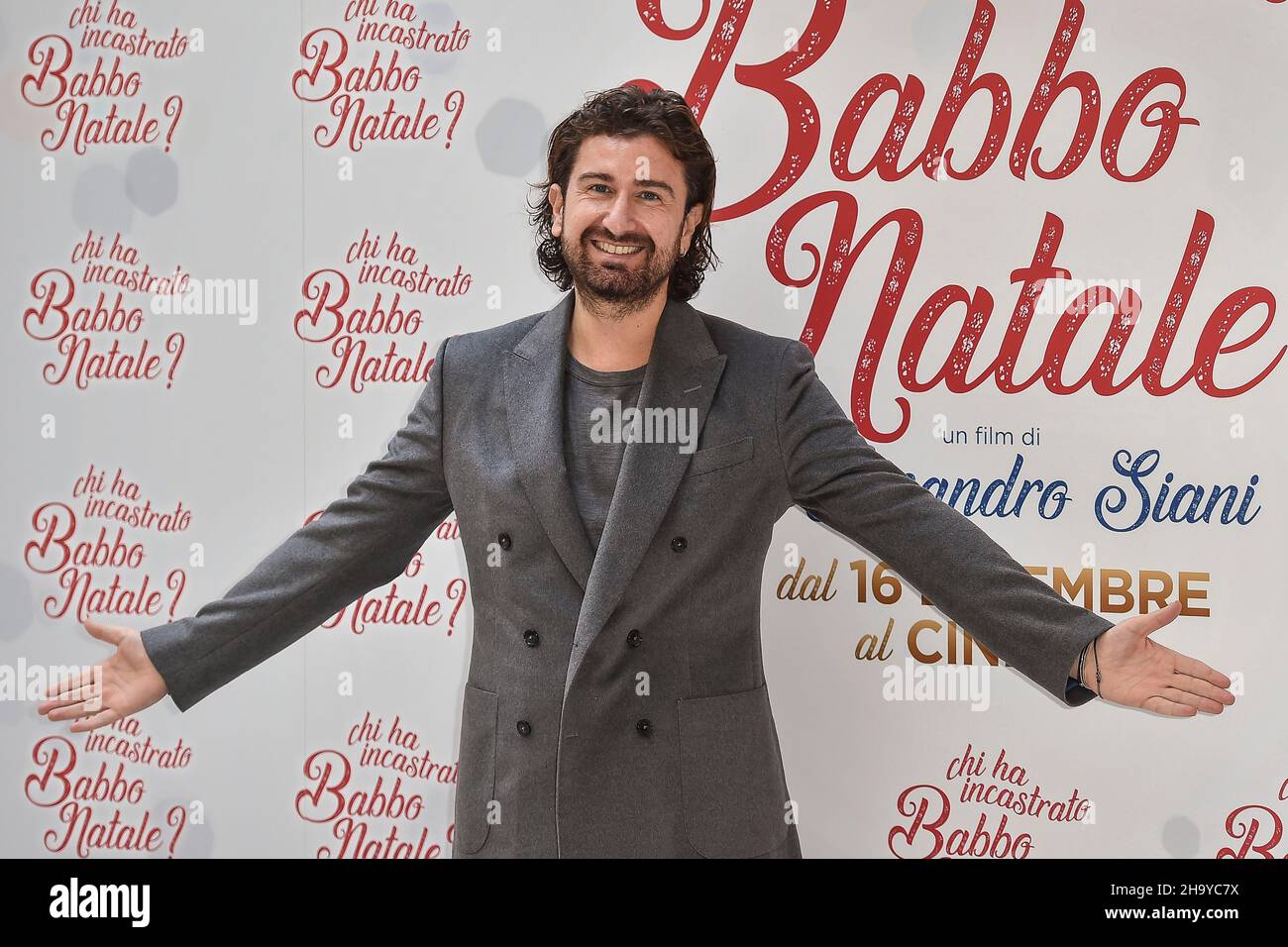 Italia, Roma, 09 dicembre 2021 : Fotocall del film "Chi ha incastrato Babbo Natale?" Foto : Alessandro Siani Foto © Fabio Mazzarella/Sintesi/Alamy Live News Foto Stock