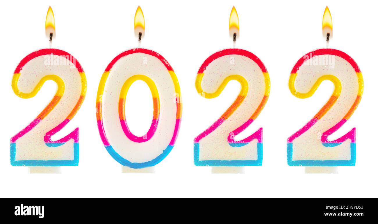 2022 felice anno nuovo che brucia candele partito isolato su bianco. Foto Stock